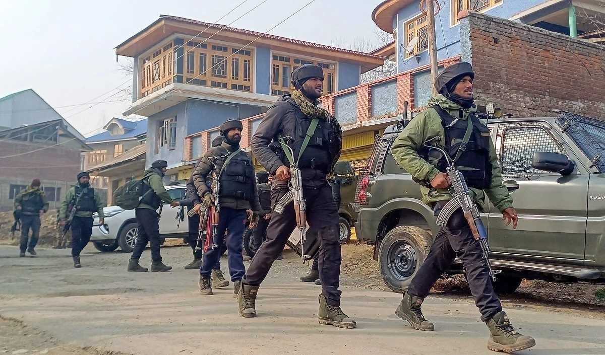 जम्मू-कश्मीर: कठुआ में सेना के शिविर पर आतंकवादियों ने की फायरिंग, तलाशी अभियान जारी